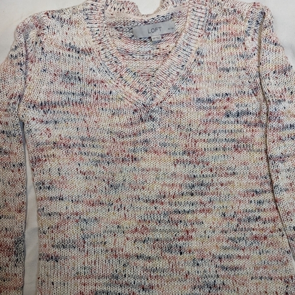 LOFT Sweaters - EUC Loft cream & multi color knit fabric with thin gold thread throughout ribbed